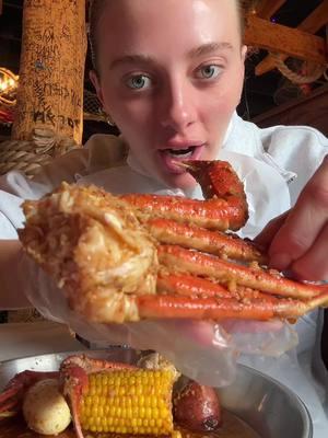 HAHAHA how do I crack these legs the right way?! #crablegs #snowcrab #stormingcrab #mukbang #eating #eatingshow #eatingshowasmr #eatingasmr #garlic #snowcrab #yummy #fyp #oldbay #garlicbutter #fypシ #viral #eatingvideo #keto #highprotein #protein 