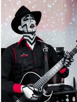 The Spine from Steam Powered Giraffe plays a bit of the song “Diamonds” by Rhianna #steampoweredgiraffe #robotmoves #robotmakeup #acousticcovers 