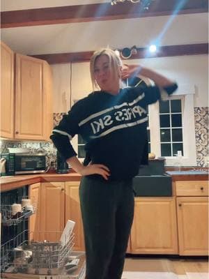 Anyone else dance while they do the dishes??🤣💃 #kitchendance #kitchendancing #tiktokdancing #tiktokdance #oldschool #foryou #fypシ 