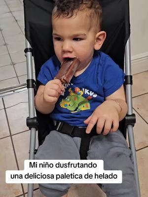 ni niño disfrutando su heladito#caryysusazon #feliznavidad #comidacubana 