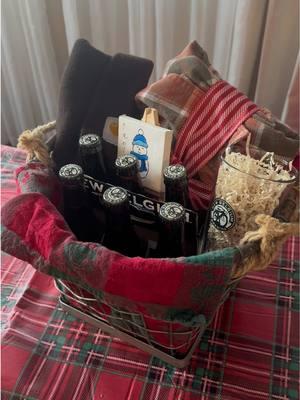 Went sustainable for some family gifts this year! 🎁  Everything was thrifted (minus the 🍺) and curated just for them!  Here’s one of my brother’s baskets 🧺  What do you think?? Would you gift a basket like this?? 🤔 #thrifted #sustainable #thriftedgifts #sustainablegifts  #burrbasket 