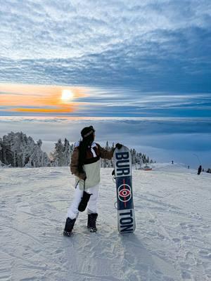 On top of the world 🌎⛅️✨😍 #snowboarding #sunset #monttremblant #monttremblantvillage #magical #canada #montreal #quebec 