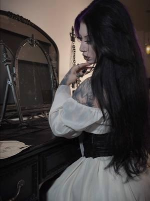 This makes me want to dye my hair all black👀 I’m not gonnaaaa buuut I’ve been thinking about changing the purple side for SO long! What do you think??🖤🦇💜 #splitdye #altfyp #gothstyle #victoriangoth #romanticgoth #vampiregoth 