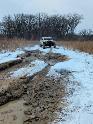 Sunday Funday with @arctic.mojave 💪 #mudding #jeeplife #sundayfunday #jeepnation #jeepoffroad #jeepgladiator #mudlife #quadratec #jeepsdaily #jeepwrangler #jeepJT #offroading #itsajeepthing #jeepbeef #jeeplove