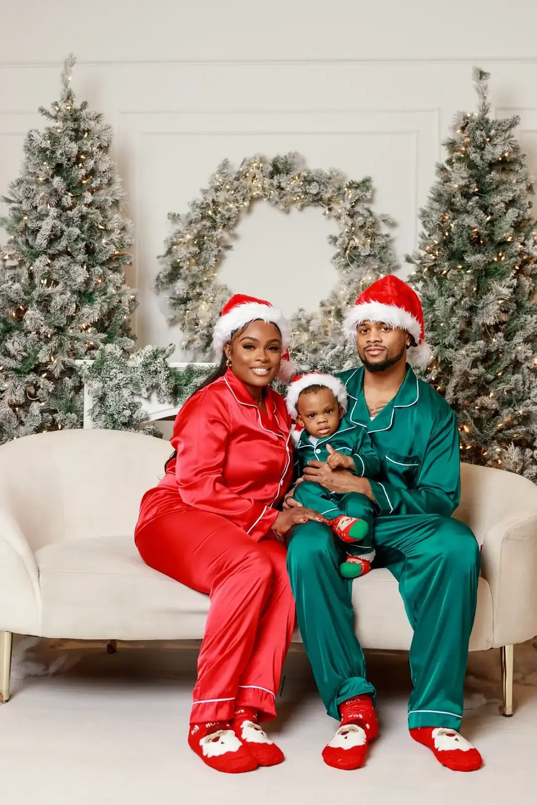 This family proves the best gifts can’t be wrapped—they’re found in the moments shared together ❤️ 🎁 What’s one thing your family does every year that makes the holidays special? * * * #christmasphotoshootideas #christmasinnewyork #christmasfamilyphoto #christmasoutfitideas #christmasminisession #christmasportraits #newyorkphotostudio #brooklynphotostudio #brooklynphotographer #blackfemalephotographer