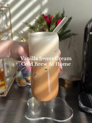 Vanilla sweet cream cold brew🤍 this is my all time favorite coffee☁️ #vanillasweetcream #vanillasweetcreamcoldbrew #vanillasweetcreamcoldfoam #starbuckssweetcream #coldfoam #coldfoamathome #satisfying #aesthetic 