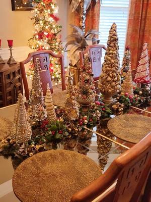 My Christmas stays up thru mid January. Anyone else?? #jeweltree #jeweltrees #jewelrytrees #jewelrytree #vintagejewelry #upcycledcrafts #jewelrycrafts #christmascrafts #christmascraftideas 