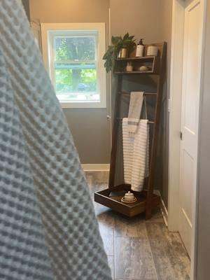 Is this just the perfect entryway ladder shelf for both function and style?? See how @heathermeinen styles it in her home. #laddershelf #homedecor #homeinteriors #farmhousedecor #shelfiesunday #entrywaydecor #homeinspo #foryoupage❤️❤️ 