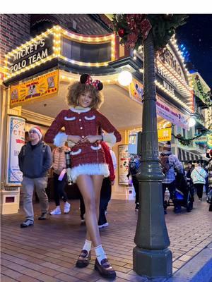 Like, if you can’t dress just say that. Fashion lovers dress for themselves🖤 #fashionaddict #fashionlover #fashioninspo #redtwopieceset #redtwopiece #tweedskirt #tweedblazer #turtleneck #dinseyland #disneyootd #ootdinspo #fashionbloggers #starwarsdisneyland 