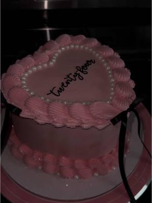 Pink and classy 🖤🎀 #cake #heartcake #houston #htx #htxbaker #cakes #pinkcake #prettybirthdaycake #houstoncakes 