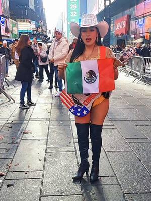 A los cuantos años llegaste a los estados Unidos?yo muy joven Adivina  a que edad?#arribamexico #newyork #mexico #nyc #timessquare #vaquerastyle #cowgirl #vaquerita #nakedcowgirlnyc #streetperformer #mexican #mexicana 