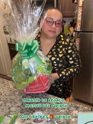 Como hacer una canasta de regalo 🎁 acompañame a crear una canasta de motivo del Grinch #gabyrican #GabyRican #trangalangasresort #unaboricuaenkansas #cocinandocongabyrican #elcafesitoconlagabyrican #🐪sahará🐫 #🐪sahara🐫 #giftbasket #gifts #giftideas #grinch #grinchtiktok #grinchgifts #canastaderegalo #regalo #regaloscreativos #regalosorpresa #regalospersonalizados #regalodenavidad #navidad #navidadgrinch #arreglos 