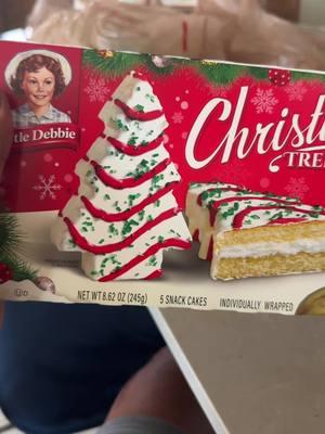 It taste like a zebra cake yall #littledebbie #christmastreecakes #letstryit #viral #tiktok 