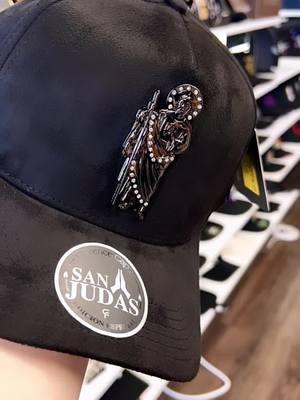 San Judas Tadeo Gorra elegante, nuevo diseño, placa y piedreria de decoración. Incluye su caja de lujo y certificado de autenticidad #envios #tiendafisica #tiendaonline #tienda #gorras #estilo #gustos #original #calidad #tendencia #marca #enviosatodousa🇺🇸📦✈📫✅ #webside #viralvideo 