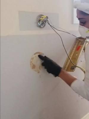 Como remover la pega en paredes que queda al remover los espejos  Ya Sela Saben! #Girlpainter #girlpower #nevergiveup #zazzz #yaselasaben #DIY #painter #painting #pintando #Pintora #MujeresEnlaPintura #fypシ゚ #WomensInPaint #Home #girlpainterstyle 