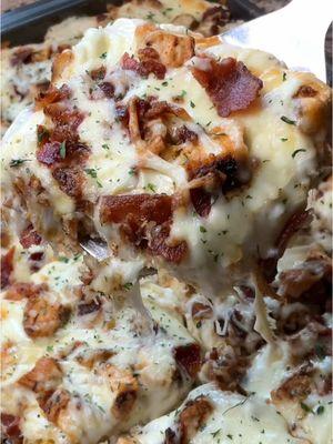 This Chicken Bacon Alfredo Pizza on Cheddar Bay Biscuit Crust was 🔥🔥🔥. #chicken #bacon #alfredo #pizza #cheddarbaybiscuits #EasyRecipe #DinnerIdeas  @Red Lobster 