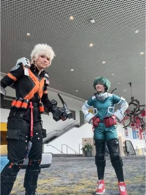 It is practically impossible to move in these suits so idk how we managed these cool moves mido: @ScorpiaStar #mhacosplay #bakugoucosplay #mha #bakugou #deku #dekucosplay #cosplay 