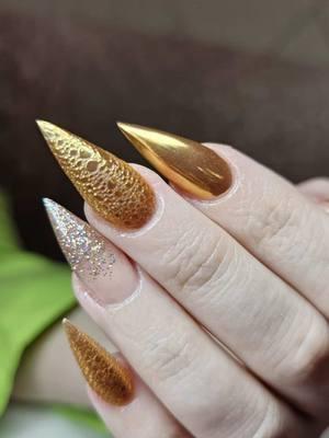 New set … new years vibes @NailsByAngieO  #2025 #stilettonails #lovemynails #gold #bubblenails #sparkle #fypシ゚viral 