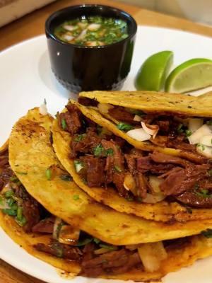 Venezolana haciendo tacos de birria por primera vez! 🇻🇪🇲🇽 Sean buenos conmigo 😂 jajaja La verdad, fue súper fácil gracias al adobo para birria que me envió @chef_merito Si tienes antojo de birria y quieres hacerla rápido en casa, ahí te dejo el dato: además, también tienen sazonadores para todo tipo de comidas! #TacosDeBirria #BirriaTacos #MexicanFood #Foodie #CookingAtHome #VenezolanaEnUSA #ChefMerito #Adobo #CookingTips #EasyRecipes #ContentCreator #LatinaContentCreator #LosAngelesEats #LATacos #FoodInspo #QuickMeals #FoodTok #WhatToDoInLosAngeles