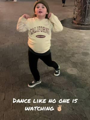 The coolest kid you’ll meet ✌🏼 #kidswhodance #dancing #lakids #westcoastkid  #hollywood #universalhollywood #dancelikenooneswatching 