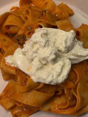 Easy Trader Joe’s Dinner 🍝 @Trader Joe's Grocery List: Pappardelle pasta Ground beef  Rosatella pasta sauce  Burrata #EasyRecipe #traderjoesrecipe #traderjoeseasyrecipes 