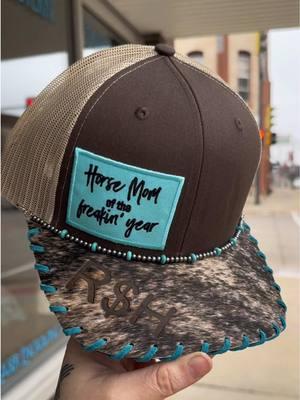 Obviously I had to fan girl and send Trisha a hat, because for obvious reasons she is *THE* freaking horse mom of the year. HUGE congratulations to them and best of luck on the RODEO road in 2025! 👏🏼🦄 #fullriverfabrication #fullrivertradingco #westernstyle #cowgirlstyle #punchy #cowgirls #turquoise #getbranded #customhat #richardson112 #cowhiderichardson #cowhidehat #brandyourbrim #horsemomoftheyear #horsemom #barrelracer #barrelracing #barrelracingtok #barrelhorse #adiospantalonesstallion #unicornsquad #unicornsarereal @Red Hot Running Horses 