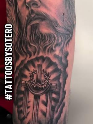 Siempre Dios por delante🙏🏽😎‼️now booking for january‼️🗓️✍🏽 #tattoosbysotero #tattoos #fypシ #fy #fypシ゚viral #fypage #page #pov #houstontattooshop #trust #portertattoo #sleevetattoo #tattooideas #blessed #sanjudastadeo💚 #dios #diospordelante #hnosespinoza #hermanosespinoza #jesus #jesuschrist #jesuscristo #religious #viralvideo #fyppppppppppppppppppppppp 