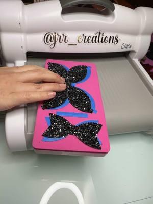 Haciendo moños! 🎀🎀🎀 #HandmadeWithLove #MadeByHand #CraftyCreation #SmallBusiness #SupportSmallBusines #FauxLeatherCrafts #FauxLeatherBows #VeganLeatherBows #HandmadeBows #CustomBows #BowLovers #BowObsessed #CuteHairBow #HairBowAddict #BowStyle #BowFashion #KidsAccessories #ToddlerStyle #HolidayBows #BirthdayBows #GiftIdeas