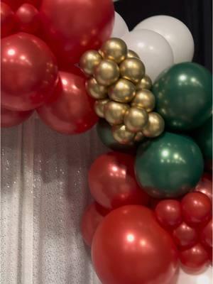 Christmas Party Backdrop 🎄 #balloon #balloons #balloonartist #balloondecor #balloongarland #tuftexballoons #sempertex #balloontiktok #balloonbackdrop #christmasparty #tuftexsugar #christmasballoons 