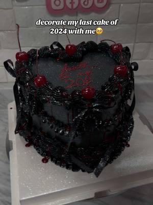 thank you 2024! #blackvintageheartcake #blackheartcake #fyp #downeyca #losangeles #viral #SmallBusiness #heartcake #glitterheartcake #vintageheartcake #fresasbyamyy 