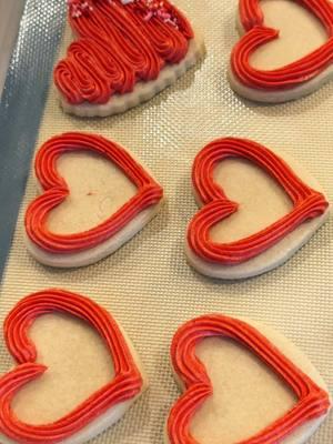 Buttercream Cookies ♥️ #sweetsrpoppin #cakepops #cakepop #cakesicle #cakesicles #heartcakepops #heartcakepop #heartcookies #heartcookie #ValentinesDay #valentines #valentinesdaygift #valentinesdiy #cookieinspo #cookies #cookie #sugarcookie #buttercreamcookie #buttercreamcookies #cookiesoftiktok #tutorial #tutorials #cookiedecorating #cookietok #sugarcookies #frosting #buttercream #buttercreamfrosting #valentinesdayideas 