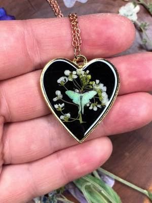 I’m in love with this new necklace I just finished up. This is a real white pressed flower against a black background with a miniature luna moth in the center. Find this in my shop now. 🌸🦋 #sollunaalchemy #handmadejewelry #resinjewelry #pressedflowers #handmade #resin #botanical #flowerjewelry #mothjewelry #lunamoth #lunamothjewelry #driedflowers #flowerjewelry #flowernecklace #natureinspiredjewelry #smallshoplove 