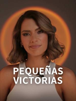 El 2024 nos enseñó que no siempre se trata de ganar todo, sino de no perdernos a nosotros mismos. De celebrar esas pequeñas victorias que nadie ve: seguir cuando pesa, amar cuando duele, intentarlo una vez más. Este poema es para ustedes, que lucharon, que siguieron, que no se rindieron. Porque lo pequeño también cuenta🖤 ¿Cuáles fueron sus pequeñas victorias este 2024? #chimaraslaura #spokenword #poema #poesía 