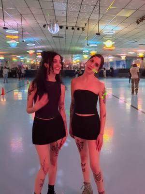 #rollerskating #imsn #skatelove #skatertok #skatelife #skate #skateparty #skatersoftiktok #skater #twins #notthesameperson @Moxi Roller Skates 