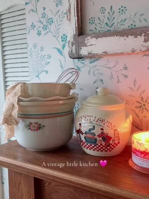 Winter vintage kitchen reset 🩷 #vintagekitchen #oldfarmhouse #oldhome #cottagehome #cottagecore #shabbychic #frenchcountry 