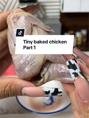 This chicken is very CONFIDENT 💁🏻‍♀️#chicken #bakedchicken #bakedchickenrecipe #polloalcaldero #polloalhorno #tinyfood #tinykitchen #tinycooking #puertoricotiktok🇵🇷 #puertoricanfood #dominicana🇩🇴 #dominicanfood 