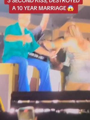 Romeo Santos sube a fan #CapCut this fan jumps on stage and kisses pop star Romeo Santos of Aventura which led to her husband divorcing her. #romeosantos #aventura #aventuraconcert #aventuratour2024 Mujer besa a romeo santos.  Fan besa a romeo santos