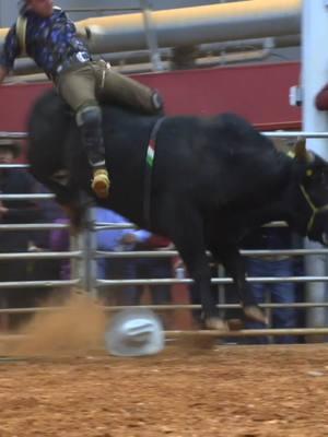 EL JR DE PAZCUARO#jaripeo #bullriders #rodeo #pbr #peligro #michoacan #revolucion