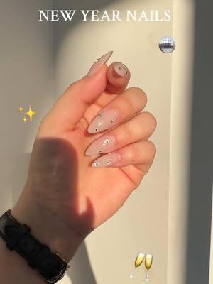 Ameee mis uñas nuevas! ✨🩶 Something simple for the new year! 🥳🫶🏻✨ #GelxNails #GelNails #nailinspo #trendynails #Newyears #NYEnails #gemnails #yesimakeup @i_marisela 