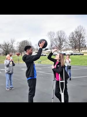 Boy or girl?? 🎉🎁 #genderreveal  #genderrevealparty #genderrevealideas #genderrevealvideos #baby #fyp #babyannouncement #pregnancytiktok #babytok #familyreaction