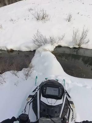 There are some risks associated with early season riding. Open creeks, thin ice, rocks/logs that aren't covered in enough snow... But all of these challenges make the adventure that much more fun! 💦 #snowmobiling #justinponsor #sledusa #snowmobile #polarissnow #turbo #polaris 