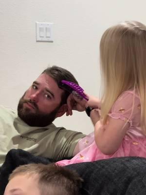 Evly’s beauty salon 💇🏼 #beauty #getmyhairdonewithme #bestdaddyever #daddysgirls #hairdid #hessopatient #toddlersoftiktok #toddlerbeauty #fyp #daddydaugther 