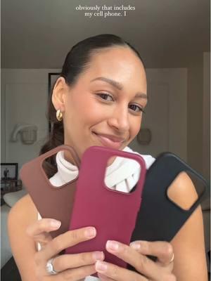 What's in my bag, but make it ✨aesthetic✨. 🎥: @serena pitt  #otterboxit #otterbox #phonecase 