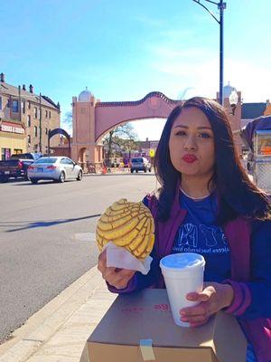 ¿Quien se une? 😄☕️🥐✨️ Aveces es lo unico que se necesita para empezar el dia chidos ✨️  @labaguettechicago  #chicago #chicagobakery #littlevillage #lavillitachicago #mexicansinchicago #Chicagolatinainfluencer #chicagocoffeeshops #thingstodoinchicago  I had a coffee and bread from La Baguette Bakery in Little Village chicago.