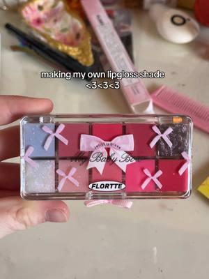 obsessed with this lip gloss palette #fyp #lipgloss #lipglosspalette #makeup #beauty #BeautyTok #makeupcollection #tryon #trendy #flortte #florttebeauty #coquette #bows #aesthetic #aestheticmakeup #foryoupage 