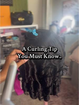 Calling all the girlies who loves curls as much as I do ❤️  Like, Share & Follow for more tips  #fyp #hairbundles #wigs #curlinghair #cUrlingtutorial #howtocurlyourhair #wigtok #closurewig #thediybeautyexpert #hairtutorial #wigstyling