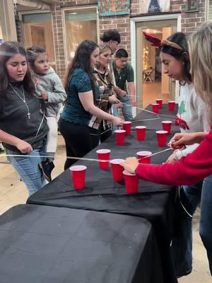 Juego de los vasos con las ligas ! Juegos Navideños #yeseniacavazosrealtor💛 #fyp #foryou #navidadenfamilia #juegosparanavidad #familygame #familygame #regalos 