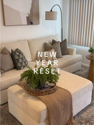 Happy Monday amigas! Let’s ring in the New Year with a clean home. 🧺🫧🧽   #newyear #newyearreset #homereset #cleanwithme #cleanhome #cleaning #asmrsounds #cleaningasmr #CleanTok #cleaningroutine #limpiaconmigo #limpiezadecasa #latinhousehold #latinacontentcreator #growinguplatina #latinhousehold 