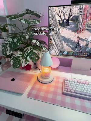 ok I’m obsessed with the way this candle warmer added the perfect cozy glow to my desk ⋆.˚🕯️⋆ #candlewarmer #deskupdate #deskupgrade #cozydesksetup #pinkdesksetup #aestheticdeskfinds #deskfinds 