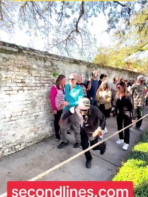 On that Sidewalk ⚜️💪🏾 . . #footwork #neworleans #nola #secondlines #onlyinneworleans #secondlinesunday #secondline #secondlineculture #brassband #showyournola 